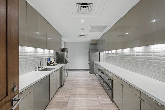 2047 Westcreek Lane 403, Houston, TX 77027