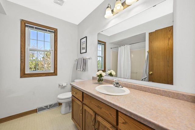150 Fairfield COURT, Oak Creek, WI 53154