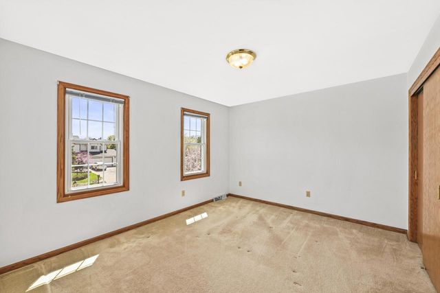 150 Fairfield COURT, Oak Creek, WI 53154