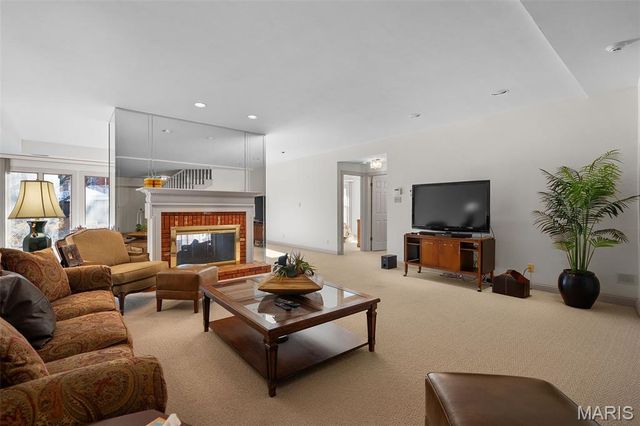 260 Carlyle Lake Drive, Creve Coeur, MO 63141