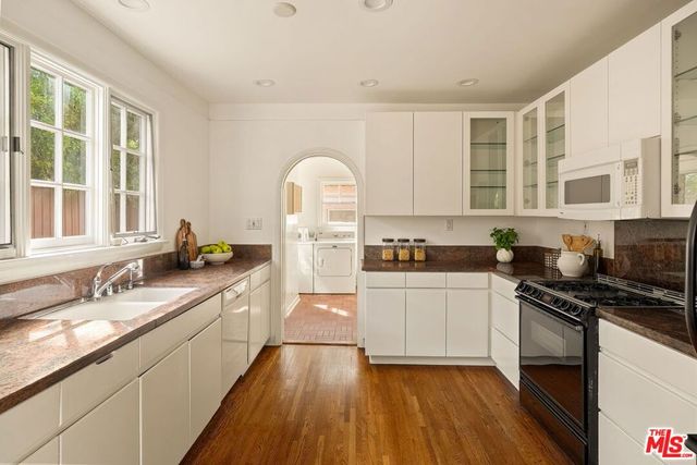 151 N Poinsettia Place, Los Angeles, CA 90036