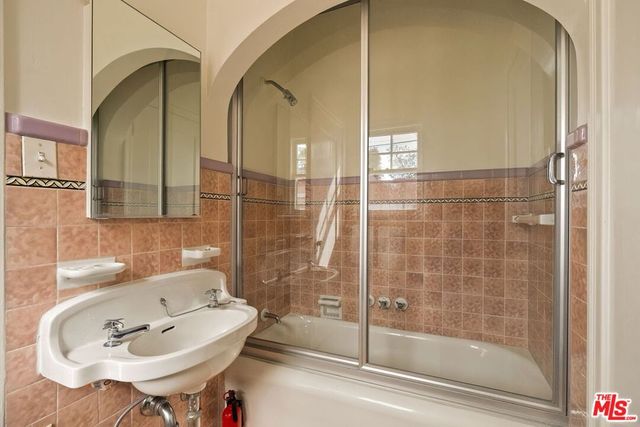 151 N Poinsettia Place, Los Angeles, CA 90036