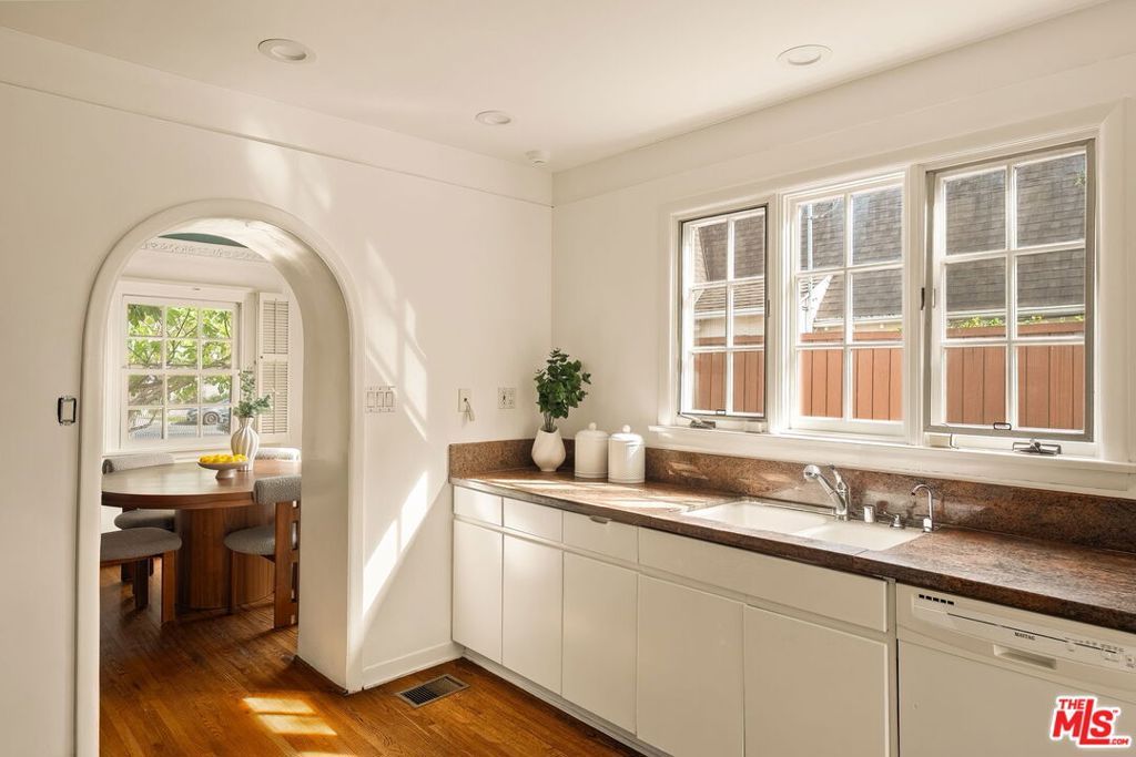 Image 11 of property listing at 151 N Poinsettia Place, Los Angeles, CA 90036