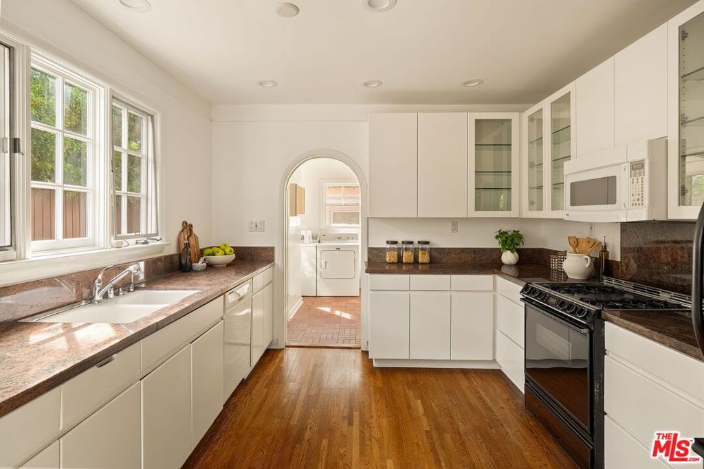 Image 12 of property listing at 151 N Poinsettia Place, Los Angeles, CA 90036