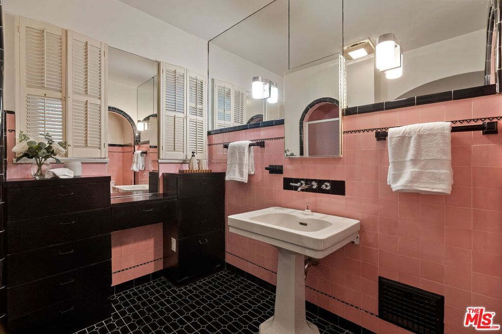 Image 15 of property listing at 151 N Poinsettia Place, Los Angeles, CA 90036