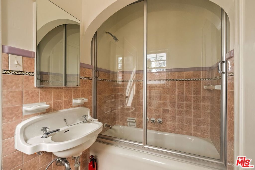 Image 18 of property listing at 151 N Poinsettia Place, Los Angeles, CA 90036