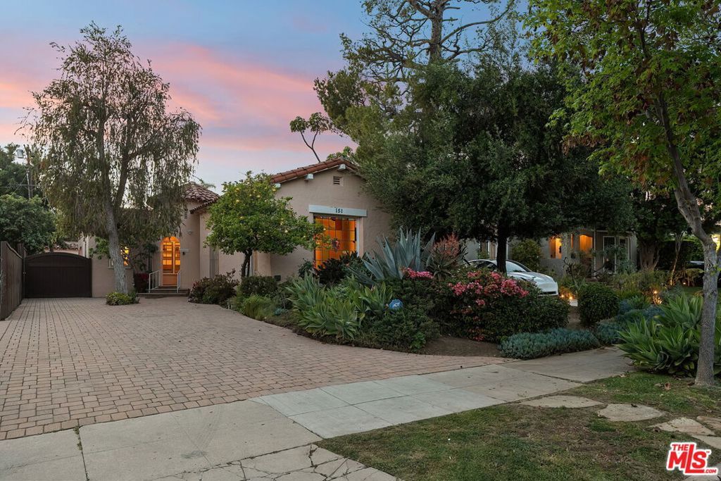 Image 21 of property listing at 151 N Poinsettia Place, Los Angeles, CA 90036