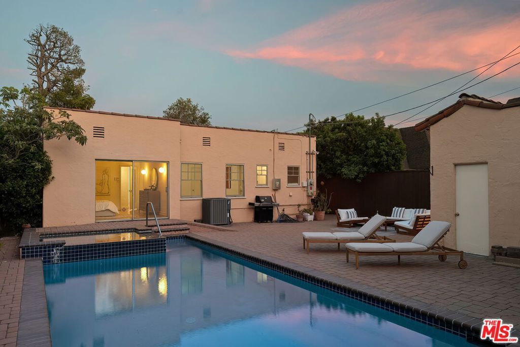 Image 23 of property listing at 151 N Poinsettia Place, Los Angeles, CA 90036