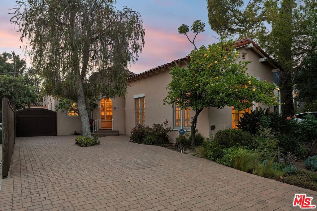 Image 24 of property listing at 151 N Poinsettia Place, Los Angeles, CA 90036