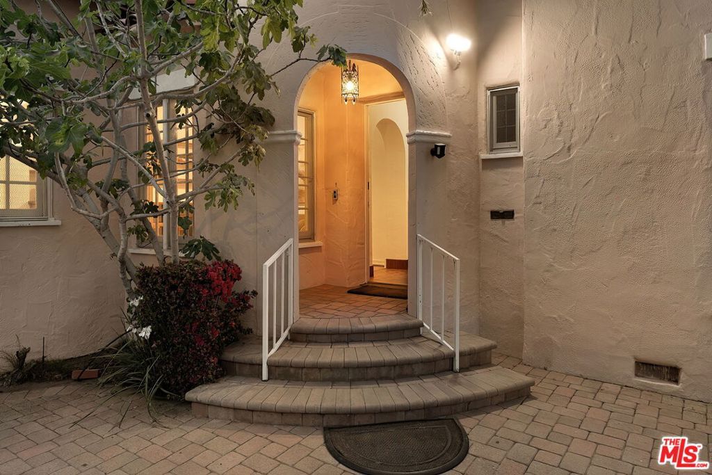 Image 25 of property listing at 151 N Poinsettia Place, Los Angeles, CA 90036