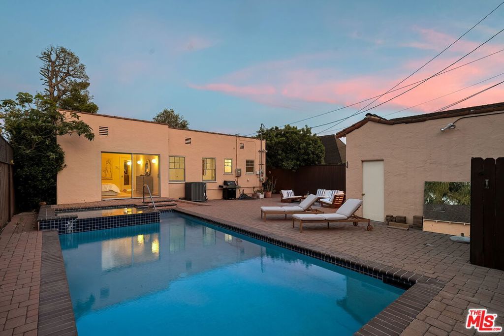 Image 27 of property listing at 151 N Poinsettia Place, Los Angeles, CA 90036