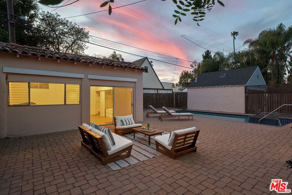 Image 29 of property listing at 151 N Poinsettia Place, Los Angeles, CA 90036