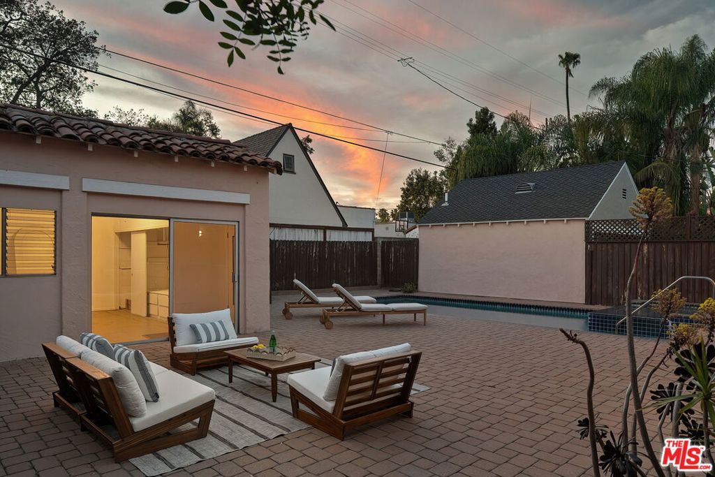 Image 3 of property listing at 151 N Poinsettia Place, Los Angeles, CA 90036