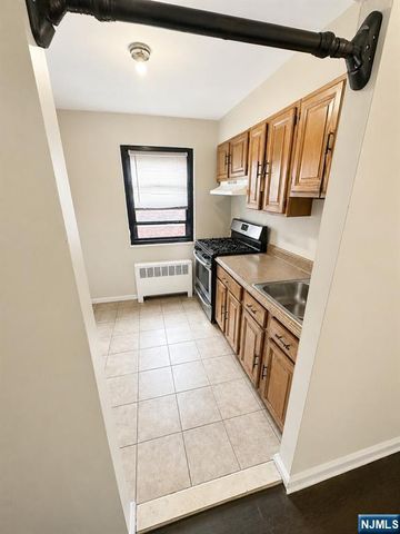2339 Hudson Terrace E9, Fort Lee, NJ 07024
