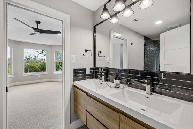 4 Mayleaf CV, The Hills, TX 78738