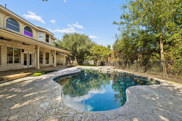 4 Mayleaf CV, The Hills, TX 78738