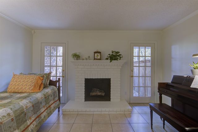 1387 Roaring Springs Road, Fort Worth, TX 76114