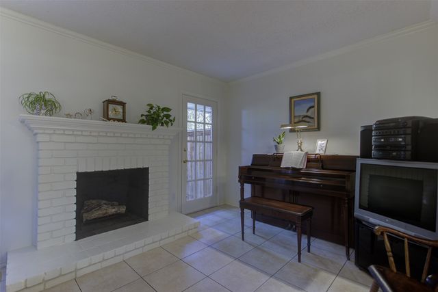 1387 Roaring Springs Road, Fort Worth, TX 76114