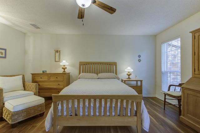 1387 Roaring Springs Road, Fort Worth, TX 76114