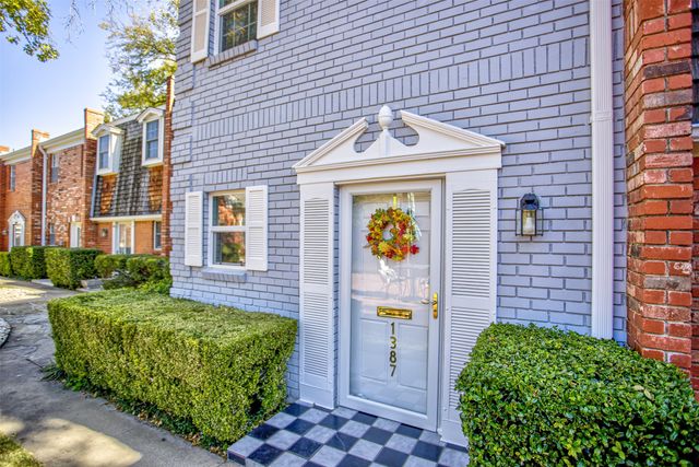 1387 Roaring Springs Road, Fort Worth, TX 76114