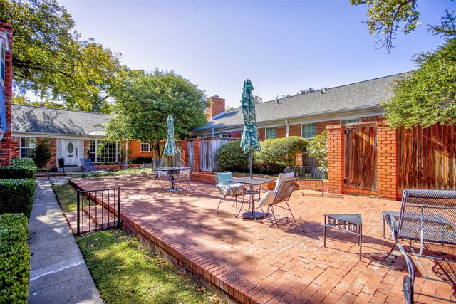 1387 Roaring Springs Road, Fort Worth, TX 76114