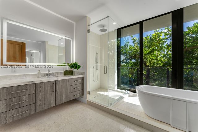 3581 E Glencoe St 302, Miami, FL 33133
