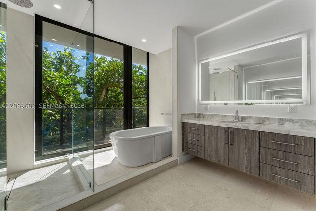 3581 E Glencoe St 302, Miami, FL 33133