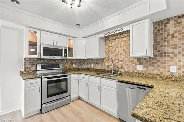 906 SW 7th CT, Cape Coral, FL 33991