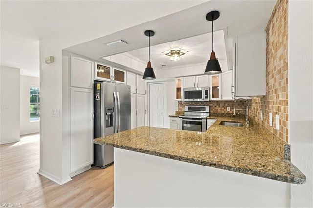 906 SW 7th CT, Cape Coral, FL 33991