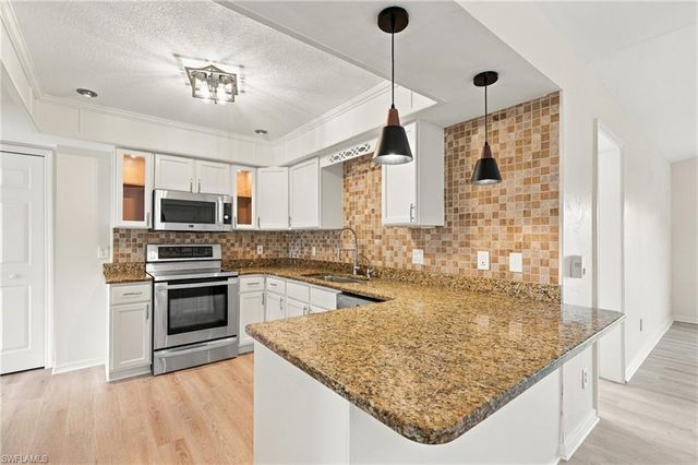 906 SW 7th CT, Cape Coral, FL 33991
