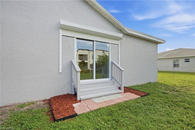 906 SW 7th CT, Cape Coral, FL 33991