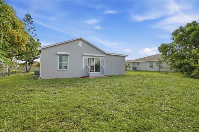 906 SW 7th CT, Cape Coral, FL 33991