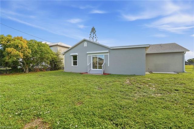 906 SW 7th CT, Cape Coral, FL 33991