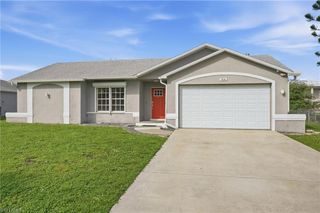 906 SW 7th CT, Cape Coral, FL 33991