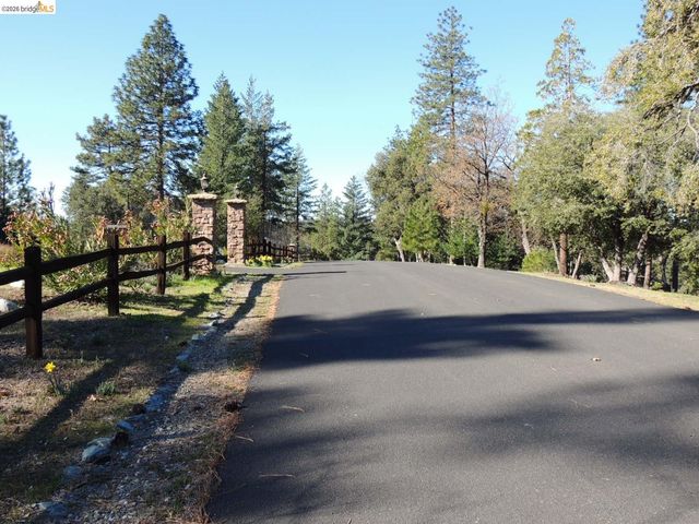 6064 Heron Dr., Coulterville, CA 95311