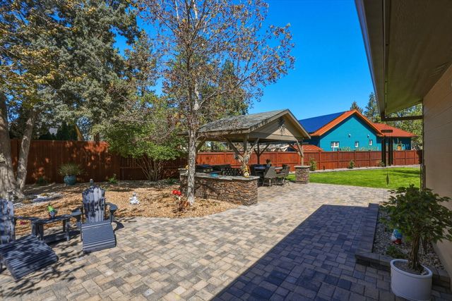 61605 Summer Shade Drive, Bend, OR 97702