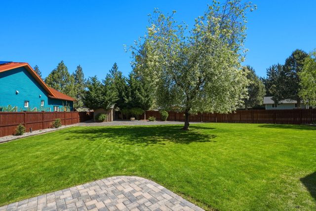 61605 Summer Shade Drive, Bend, OR 97702