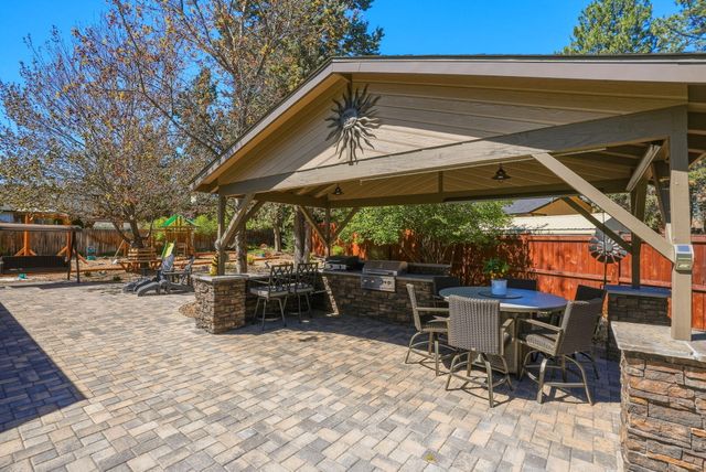 61605 Summer Shade Drive, Bend, OR 97702