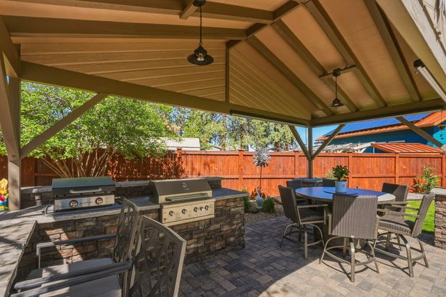 61605 Summer Shade Drive, Bend, OR 97702