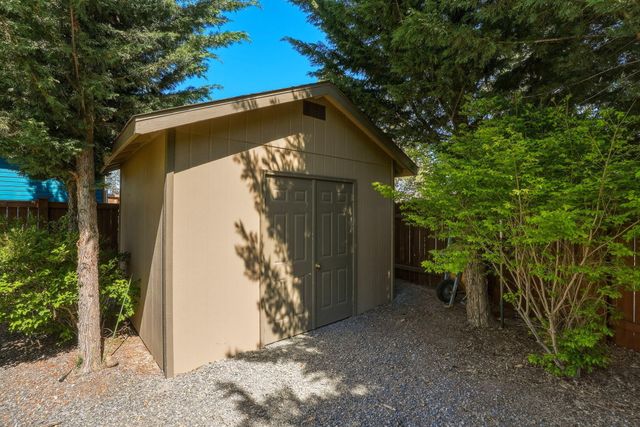 61605 Summer Shade Drive, Bend, OR 97702