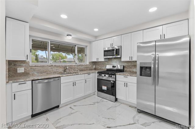 8551 Rockland Street, Dearborn Heights, MI 48127