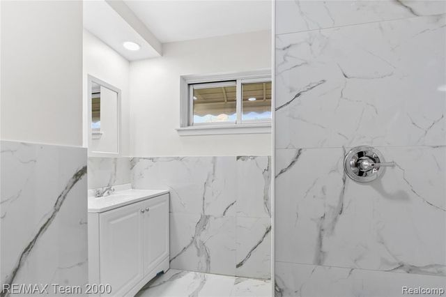 8551 Rockland Street, Dearborn Heights, MI 48127