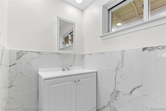 8551 Rockland Street, Dearborn Heights, MI 48127