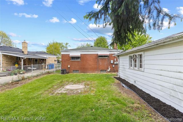 8551 Rockland Street, Dearborn Heights, MI 48127