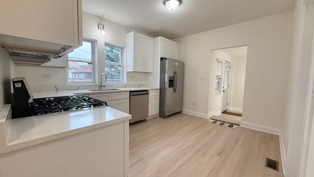 5821 W Gunnison Street, Chicago, IL 60630