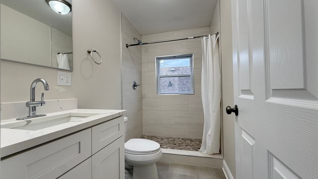 5821 W Gunnison Street, Chicago, IL 60630