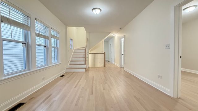 5821 W Gunnison Street, Chicago, IL 60630