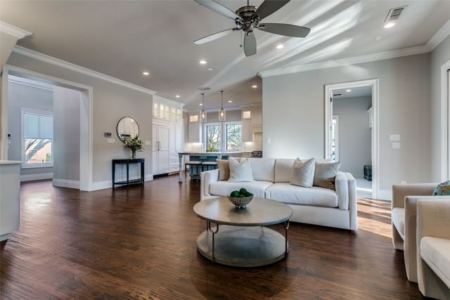 303 S Dooley Street, Grapevine, TX 76051