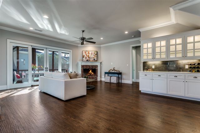 303 S Dooley Street, Grapevine, TX 76051