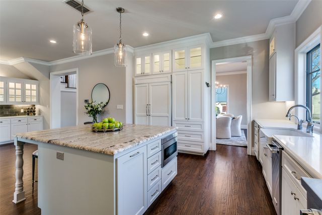 303 S Dooley Street, Grapevine, TX 76051